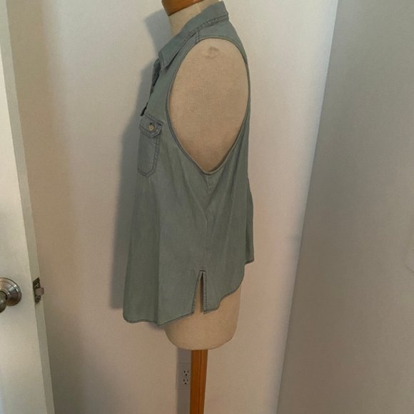 Levis light jean sleeveless high low button down - Picture 4 of 6